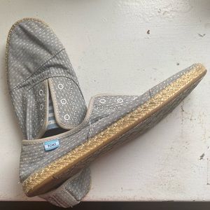 TOMs Women’s rope sole canvas slip on shoe. Size 8